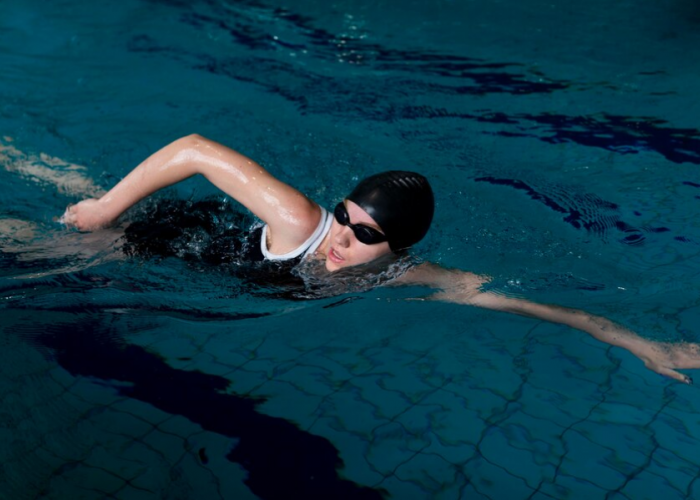 Tidak Sekedar Olahraga, Ini Manfaat Berenang Gaya Bebas Bagi Tubuh, Menyehatkan Paru dan Jantung