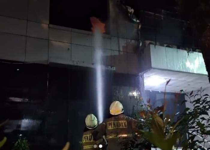 Gedung LBH Jakarta Kebakaran, 10 Unit Damkar Terjun Padamkan Api