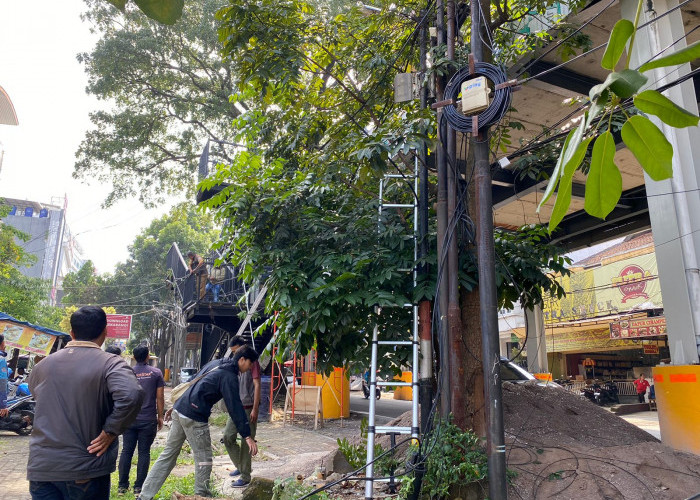 Jelang Reaktivasi, Pemkot Bandung Tertibkan Kabel Udara di Kawasan Skywalk Cihampelas